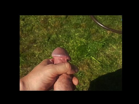 ❤️ Bidh hottie a 'faighinn a pussy pinc fucked agus cums le squirt ann an gàrradh samhraidh Bhidio fucking  leinn